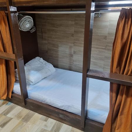 Unibed Dormitory Mumbai Exterior foto