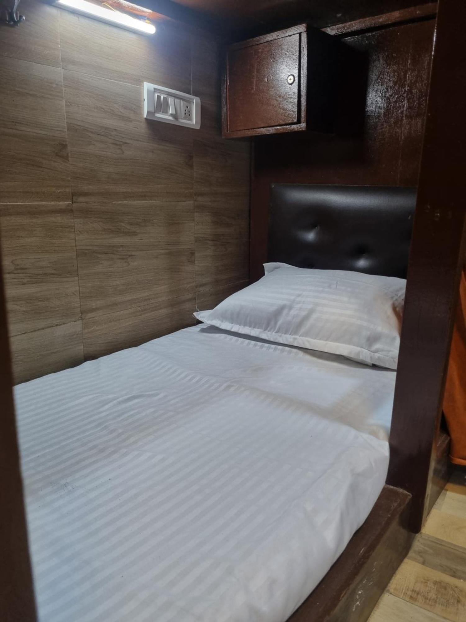 Unibed Dormitory Mumbai Exterior foto