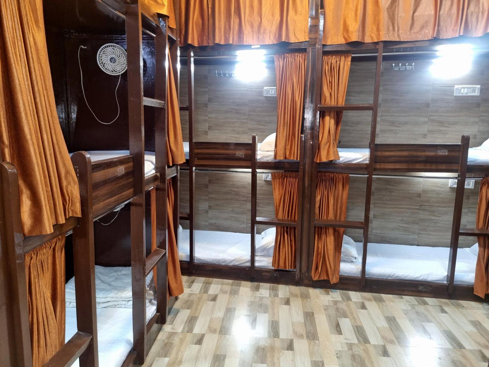 Unibed Dormitory Mumbai Exterior foto